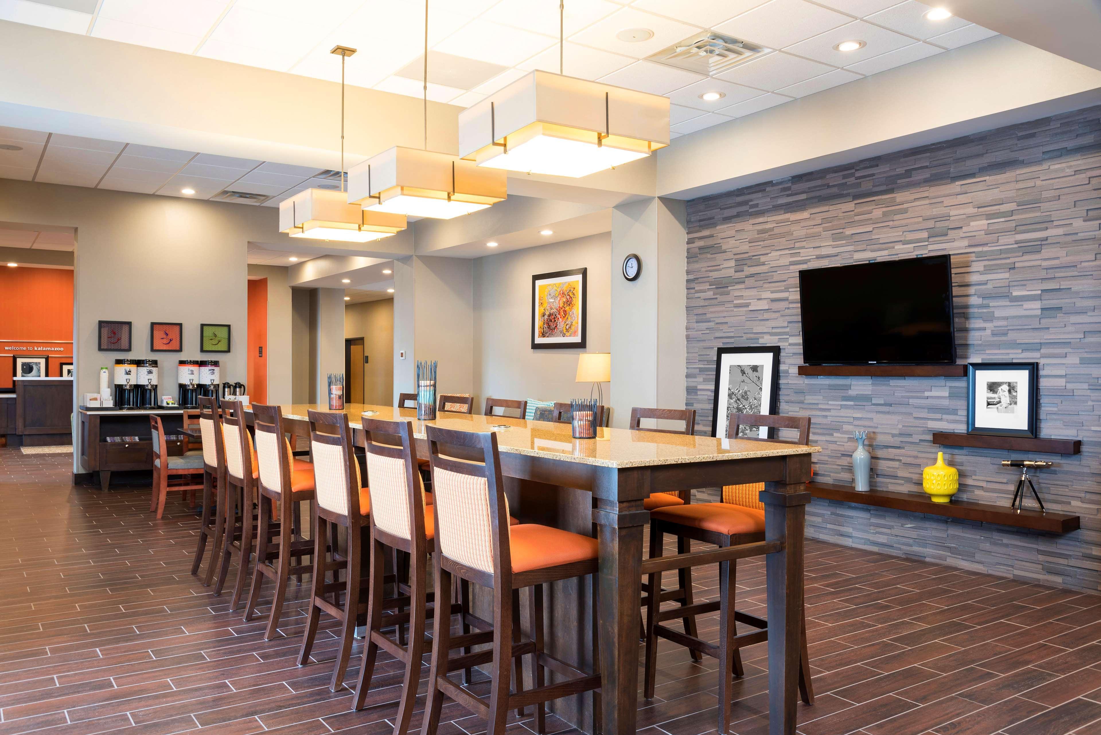 Hampton Inn Kalamazoo Exteriör bild